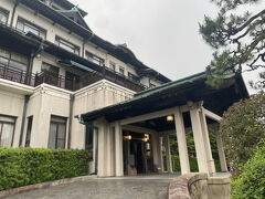 1時間弱でホテルに到着。
日光の金谷ホテルばりに小高い山の上にあるので、車で送ってもらいキャリーケースを転がしながら坂道を登らなくて済んだのでラッキー。
返却の時間があるので息子はとんぼ返りです。
息子よ、ありがとう。

