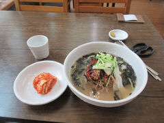冷麺と似た様な感じですが、
冷麺よりもそば粉が多い気がしました。
日本蕎麦を韓国のつゆで食べている感じです。
江原道は春川の名物だそうです。

食事を終えてグッズショップに入りました。
残っていたのは2XL程の大きなサイズだけでした。

残念。
大邱に戻る事にします。
