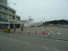 １６時３２分発、
路線バス(小木線、小木行)で小木港。
そして港には、
もう帰りの船が待っているヨ！