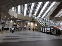 ルクアを出て、KITTEに行きます。
大阪駅の時計が見えてます。