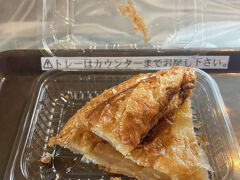 船内にはレストラン、軽食などがある展望ラウンジ、お土産なども売っているキヨスク的な売店があります。売店は交通系ICカードで支払い可能。

団体さんはラウンジやデッキのテーブル席で宴会を始めてました。

これはラウンジ内で焼いているというアップルパイ。
味は普通に美味しいけど何より船の中で食べることに意義がある。