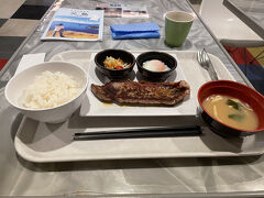 夕食はレストランで島塩ステーキにしてみました。
牛肉かと思ったけど豚だった。

美味しかったんだけど結構生焼けの部分が多くて、豚はさすがに怖かったから少し残してしまった・・。たまたま焼きが甘かっただけだと思う。お腹は大丈夫でした。

ちなみに夕食は18時からだったんだけど、皆一気に行くから並びます。
18時ちょうどに並んだけど、料理を受け取るまで30分かかったかな。