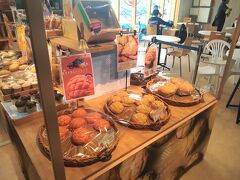 　3番目はベーカリー空とめろんを訪問しました。 
　ベーカリー空とめろんはメロンピューレを使用したメロンパンが主役のベーカリーであり、お客さまで賑わいを見せています。メロンパンをアレンジした北海道メロン食パン、ハスカップベリーのメロンパン、たっぷりカスタードのメロンパンなど種類が豊富です。
　ハスカップは北海道特産の果実であり、酸味の強い青紫色の小さい果実をふたつ一組で実らせるのが特徴です。名前の由来は、アイヌ語の「ハシカプ＝枝の上にたくさんなるもの」からきています。メロンパンのいい匂いが漂っていました！