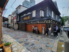 『岩永梅寿軒』
歩いて20分ほどで到着
時刻9:25
9人並んでいたので、私は10番目