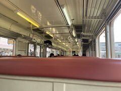 乗車した車内の様子です。

この電車は山形新幹線と同じ路線を走行するため、標準軌仕様になっていて他の在来線に乗り入れ出来ません。
