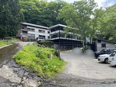 乗車した送迎車は車1台だけがやっと通れる狭い山道を走り、13時40分頃に今回の旅の宿泊先『滑川温泉福島屋』さんに到着しました。

周辺に民家を含めて建物はなく、山中の一軒宿です。

チェックインの混雑を避けて、旅館のそばを流れる渓流『前川』の畔にある駐車場に行ってみました。