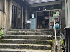 チェックインの混雑がピークを過ぎた頃合いを見計らって、私も入館しました。

じゃらんで予約したプランは『【セルフで得々★1泊2食スタンダード】布団敷セルフ×スタッフの入室無！気兼ねなくのんびり温泉ステイ』で、一人泊の基本料金は20,735円（入湯税別）でした。

今回期間限定ポイント等も使って、3,000円値引きしました。