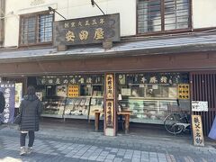 御花畑駅に戻って昼食を食べに田舎屋という店に行きましたが改装中。

次の候補の店が秩父鉄道の秩父駅にあるので、そこまで古い街並みを歩いて向かいます。

豚の味噌漬けなどで有名な老舗の安田屋。
味噌漬けを買ってみたかったのですが、重たそうだし要冷蔵なので断念しました。