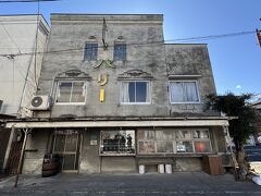 こちらは老舗洋食店のパリー食堂。
レトロな味のある建物ですね。
