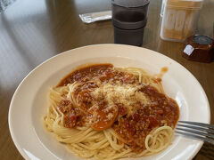 行くまで博物館内で食事が可能なのかすらわからなかったのですが1階に喫茶店があり食事が可能です11:00オープンなので開店直前までに行けば並ばずに入れそうでした
ただこれにサラダとコーヒーがついて1800円と値段に見合う内容では決して無いですね(他にカレー、オムハヤシ、チーズトースト)
ここで食事をしたので他に休憩スペースがあったかは未確認
けっきょく京都国立博物館には9:00~14:00ぐらいまでいました