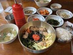 3日目の朝ごはんは海雲台の元祖アワビ粥本店へ。
ちょっと暑かったのと食べたことないものを、ということでアワビのビビンバにしてみました。
ビビンバの中にコリコリアワビが新食感で美味しかったです。
(普通に妻のアワビ粥の方が美味しかった説はありますが)