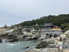 もうちょっと引きで。
海風がちょうど気持ちいい気候でした。

この龍宮寺、日本人はあまり見かけませんでしたが、欧米系の観光客多かったですねー。