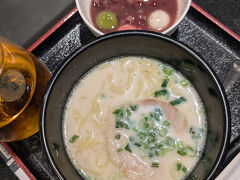 スカイラウンジでカレー2杯おかわりしたらたっちゃんが来たのでANAラウンジに移動。久しぶりのとんこつラーメン。紅生姜プリーズ。笑