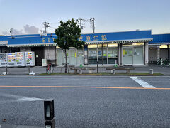 （撮影時間が違うのでこれだけ夕方）

島に2か所しかないスーパー。
物資が定期船と共に輸送されるので入港日直前は棚がガラガラらしい。
入港して商品が入ってくる日は人数制限がかかるくらい激込みだとか。

離島の暮らしは素敵だけどそこが大変だよな。。
ちなみに現金払いオンリー。
