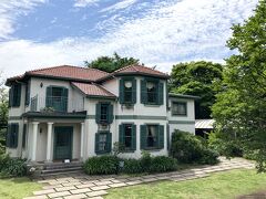 石川町駅から坂道を3分程上ると、ブラフ18番館があります。