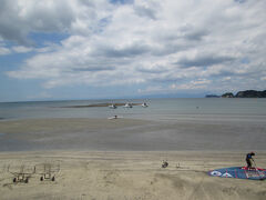 和賀江島　勧請僧の往阿弥陀仏が鎌倉の船の着岸の便をはかろうとして、三代執権北条泰時の協力を得て、1232年に伊豆石で築いた人口の島で、現存する日本最古の築港遺跡で、国指定史跡です。潮が引くと、姿を現す。石碑が建っている