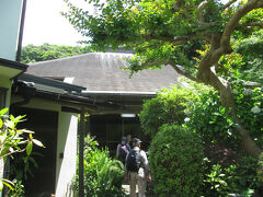 正覚寺本堂　浄土宗の一寺、1240年法然上人の孫弟子の然阿良忠上人（紀主禅師）が光明寺開創前に、ここ正覚寺辺りで念仏布教を始めました（当初は悟真寺と称す）。中興創建は1541年、中興開山光明寺十八世真蓮社快誉上人、正覚寺と改称、本尊は阿弥陀如来像です。石段を登ると途中に地蔵群、石段を登りきると正面に本堂があります。本堂の奥に墓地、墓地の奥にやぐら（洞窟）があり、その中に歴代上人の墓があります