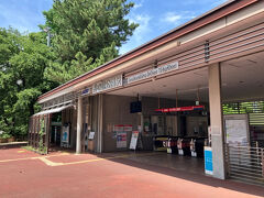 京王井の頭公園駅。南側にだけ駅舎がある。