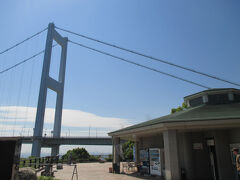 ほとんどの人は車かバイクで。
自転車でくる人もいますが、歩いてくる人はほぼいませんね。