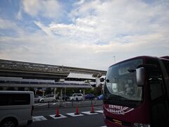 ソワソワしながら午後を過ごし、ハービス大阪から出る高速バスに乗って、伊丹空港に到着しました。
この日記で青空写真はこれが最後です。