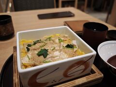 グルメ要素2。
出発前の晩ご飯は、伊丹空港のがんこ寿司で、鯛の蒸寿司をいただきました。

荷物検査の期限が迫っており、慌ただしい夕食です。
この時ペットボトルに入れた液体の咳止め薬を持っていたpuricは、食後の薬を飲んで、ペットボトルを捨ててから検査に行きたかったので、大急ぎでご飯を詰め込んで、薬を飲んで、ペットボトルを捨てるゴミ箱を探して……味の記憶はあまり無し。