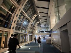 21時半、ボーッと映画を見ていたら羽田空港に着いた。
めちゃくちゃ遠い場所に到着したので、出口まで1キロくらい歩いた気がする…