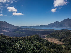 バトゥール湖はいわゆるカルデラ湖です。バリは北に向かって土地が高くなっているのですが、その頂上にあるのがこのバトゥール湖で、バリ島の水瓶です。