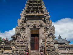 ウブドから北の方向へ山を行き、ウルンダヌバトゥール寺院へ。入口の門を裏から見ると、細かい段になっています。この段数や塔は全て奇数なのだそう。