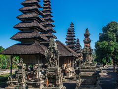 海の方へ降りて行き、寄ったのがタマン・アユン寺院。境内はお祭りの時以外は入れませんが、塔が並んでいるのが見られます。