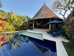 帰国日前日は、スミニャックの市街を散歩して買い物したり、このプールでぼーっと浮かんで、ふやけたら椅子に寝て本を読むという、贅沢な時間を過ごしました。

スミニャックはすごく観光地で、ウブドとは違うんですよね。いかにもバリ、という名前でイメージする場所だったように思います。ウブドで２泊、そして島に点在する寺院や自然を見たからこそ、もう一度戻ってきて今度は見られなかった島の東側のブサキ寺院とか見てみたいと思いました。

この旅ですごく強い印象を残したランダとバロンの物語。お土産にもバロンのお面を買ってしまいましたよ。