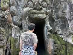 ゴアは洞窟、ガジャは象。この入口が象に見えるからなのだそう。旦那は半ズボン履いてたので、強制的に腰巻きを巻かれてます。