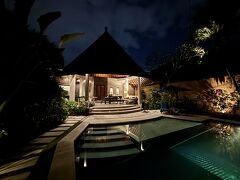 ヴィラの前にはプライベートプール。