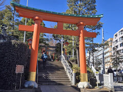 次に訪問したのは、漱石誕生の地碑からは1km程離れた「穴八幡宮」です。
台地状の三角地帯が鎮座地という、特徴的な立地にある神社でした。

