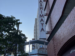 駅前のデパート、当然ですが開店前です。