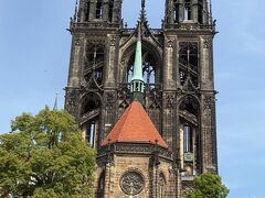 高台まで登り大聖堂に…
中まで入るつもりはなかったんだけど、隣のアルブレヒト城が工事中だったので、入ってみる事に…