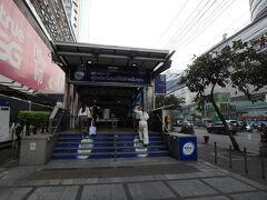 まずはホテル至近にある地下鉄駅へ向かう。