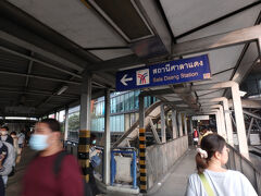 ラマ９世駅から地下鉄のMRT・ブルーラインで６つ先のシーロム駅へ。ここからは地上に出て歩道橋を歩いて次の交通機関へ乗換えする。