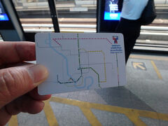 地下鉄のブルーラインからの乗り換えで高架鉄道のBTS・ダークグリーンラインへ。乗換え駅ながらそれぞれの駅名が異なる。シーロム駅からサラデーン駅へ移動は地下から高架ホームへ縦と横の移動になった。

ちなみにMRT・ブルーラインではクレジットカードによるカード決済ができ利用していたが、BTS・ダークグリーンラインでは利用できないので切符（トークン）を購入する。こちらはコイン型ではなくカード型のトークンだ。