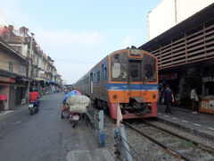 約５年振り、２回目のウォンウェンヤイ駅。そして２回目のメークローン線に乗車となる。もちろん目的地はメークローン市場で、いつもの同行者によるリクエストだ。