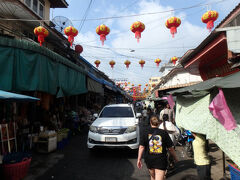 駅を出ると目の前には商店街。ここも春節の飾りが目立っていた。