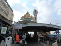 商店街を抜けてターチン川にある船着き場に到着。