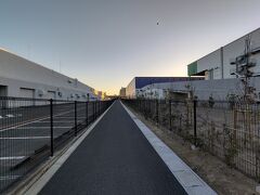 右手は数年前まで西武グループが運営していたゴルフの練習場跡地にできた2軒の物流倉庫のうち、野村不動産と総合地所が共同開発した「Landport横浜福浦」だ。三井不動産グループの三井ショッピングパーク「LaLaport」と名称が似ていて、ららぽーとができると期待したとの声も聞かれたが、全く別物だ。
左手は1991年に移転した年商8000億を超えるグローバル企業である、自動車用シートや各種コイルスプリングの専業メーカー日本発条株式会社の本拠地横浜事業所。