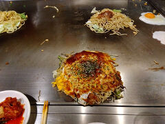 夜ご飯はホテル目の前の広島焼きのお店。