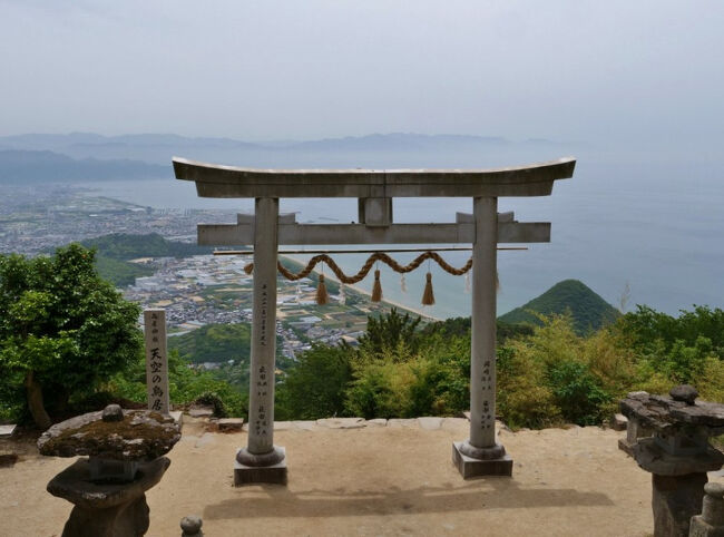 参拝者が多い（常時10名前後）ので、シャッターチャンスは逃さずに (*&gt;ωﾉ[◎]ゝﾊﾟﾁﾘ