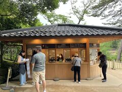 坂を登り入場券を購入
金沢城公園の菱櫓•五十間長屋•橋瓜門繞橋•橋爪門と共通チケットで￥500円でした。