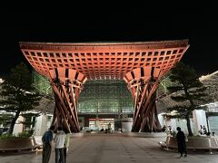 ライトアップされた鼓門