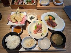 駅ビルのレストランで遅いランチを摂りました。