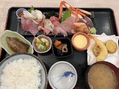 夕食は、Rintoの一番奥にある魚がし食堂にて刺身定食