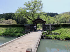 11:21 唐門

武士が立っている、
観光的サービスと思うが邪魔。
僕は唐門を見に来たよ。