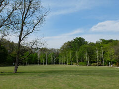 さて、さすがに主食が食べたいものの、夜は夜でイタリアンを予約しているため、中途半端に食べるともったいないねということで、ツルヤでお土産を買うついでにちょっとしたお惣菜も買って、すぐ横の湯川ふるさと公園で食べることにしました。
写真はありませんが、ツルヤにはそれはそれは魅力的なオリジナル商品が山のようにあり、スーツケースにおさまるんかいなと思いながらもかなりたくさん買い込んでしまいました。
職場で特に好評だったのは「りんごかりんとう」で、ちゃんとかりんとうでありながらも、しっかりりんごの味がして、珍しくて美味しいとかなり喜んでもらえました。

この後、夕食の予約時間まで１時間ほど時間が余ったので、予定にはなかった千住博美術館に行ってみました。
千住博さんについて何も知らないままふらっと入ったのですが、これがかなり良かったです。
作品自体はもちろんですが、建物の構造や展示方法も素敵で、感動して思わず物販でマグネットも買ってしまいました。
入口に無料で利用できるロッカーもあったので、大量に買い込んだお土産を預けてゆっくり見て回れたのもよかったです。
（館内撮影禁止だったので、残念ながら写真はありません。）